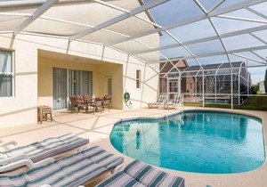 Comfortable 5 bedroom pool home in Westbury, sleeps 10 guests