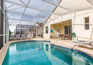 Comfortable 5 bedroom pool home in Westbury, sleeps 10 guests