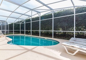 Comfortable 5 bedroom pool home in Westbury, sleeps 10 guests