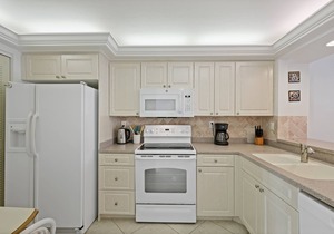 Condo overlooking Clam Bay w/pool & beach access