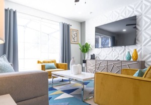 Convenient House Near Dis, game room w/luxury pool