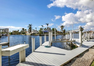 COPPERFIELD - Western Waterfront, Walk to the Beach !!
