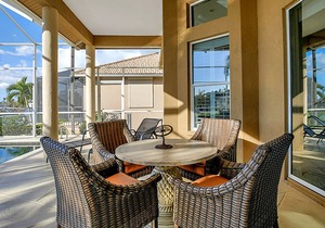 COPPERFIELD - Western Waterfront, Walk to the Beach !!