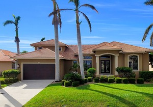 COPPERFIELD - Western Waterfront, Walk to the Beach !!