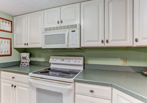 Cozy 2 bed/2 bath, Steps to The Beach, 2021 Beachwood