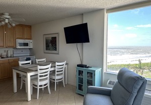 Cozy Beach Condo w/heated pool. Amazing 24/7 views & newly renourished beach.