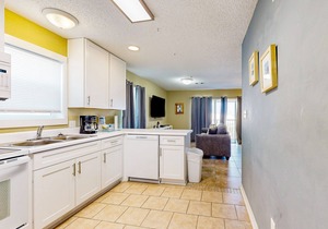 Cozy beach condo with amazing views, beach access & on-site pool