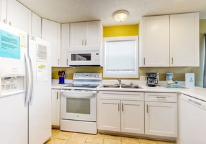 Cozy beach condo with amazing views, beach access & on-site pool