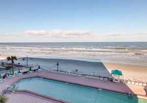 Cozy Beachfront Condo with Shared Pool, Hot Tub, Game Room, & Gym