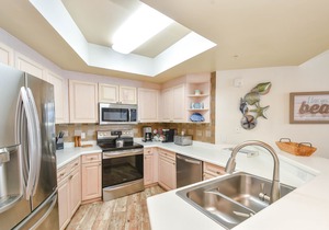 Cozy beachfront condo w/private balcony & elevator in Destin! ☀🌺🐚