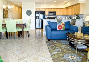 Cozy beachside condo with pool & hot tub - walk to restaurants