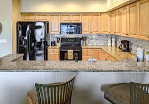 Cozy beachside condo with pool & hot tub - walk to restaurants