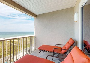 Cozy beachside condo with pool & hot tub - walk to restaurants