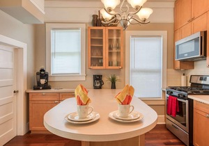 Cozy Bungalow, Walk to Downtown Attractions, Fenced, Parking, 3 Miles to Beach, $300 in Free Tickets