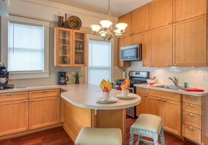 Cozy Bungalow, Walk to Downtown Attractions, Fenced, Parking, 3 Miles to Beach, $300 in Free Tickets