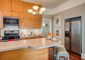 Cozy Bungalow, Walk to Downtown Attractions, Fenced, Parking, 3 Miles to Beach, $300 in Free Tickets