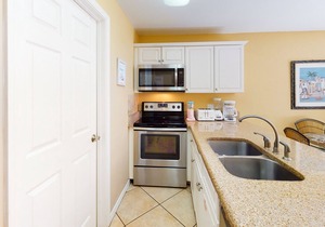 Cozy, coastal condo, Steps to the gulf, Minutes to entertainment