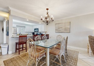 Cozy, Gulf-front home with 2 beach chairs - short distance to entertainment