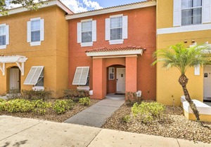 Cozy Kissimmee Townhome about 8 Mi to Disney World!