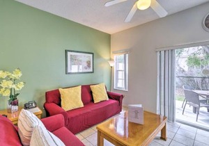 Cozy Kissimmee Townhome about 8 Mi to Disney World!