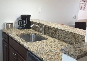 Cozy & Mod condo, Walk to Beach, Self check In-Out, WiFi, 2 Heated Pools, Piers+