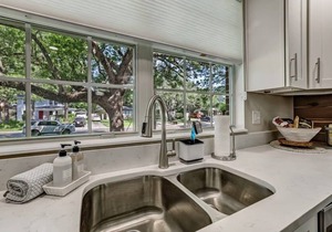 Cozy Riverside Villa - Walk to Bars & Restaurants!