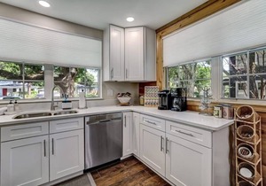 Cozy Riverside Villa - Walk to Bars & Restaurants!