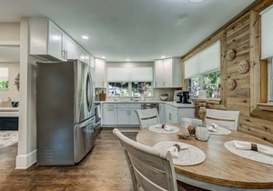 Cozy Riverside Villa - Walk to Bars & Restaurants!
