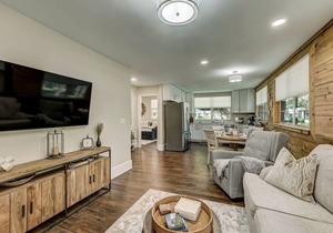 Cozy Riverside Villa - Walk to Bars & Restaurants!