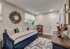 Cozy Riverside Villa - Walkable to Bars & Restaurants
