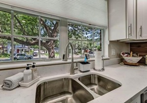 Cozy Riverside Villa - Walkable to Bars & Restaurants