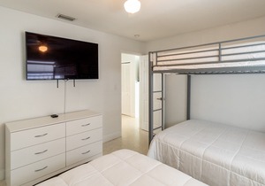 Cozy tropical home! Panoramic view of the canal. Fishing getaway near the ocean!