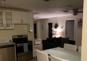 Cute Bungalow minutes from Downtown St Petersburg!