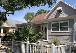 Cute Bungalow minutes from Downtown St Petersburg!