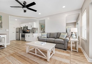 Cute condo just steps to the Gulf with community pools, & hot tub