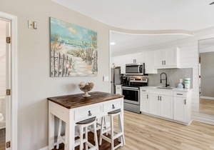 Cute condo just steps to the Gulf with community pools, & hot tub