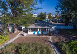 Darling beachside villa w/ space & privacy - a cozy coastal florida experience