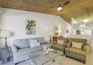 Delightful condo w/ two heated pools & brief walk to beach