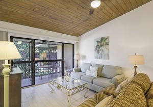 Delightful condo w/ two heated pools & brief walk to beach