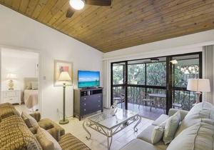 Delightful condo w/ two heated pools & brief walk to beach
