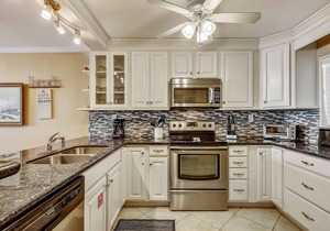Destin on the Gulf 501 is a Beautiful Gulf Front 5th Floor with Free Beach Servi
