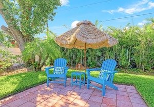 Dog-friendly bungalow home with private washer/dryer, central AC, and fast WiFi