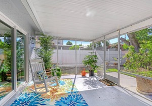 Dog-friendly bungalow home with private washer/dryer, central AC, and fast WiFi