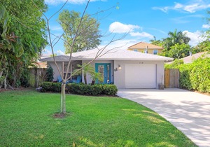 Dog-friendly bungalow home with private washer/dryer, central AC, and fast WiFi
