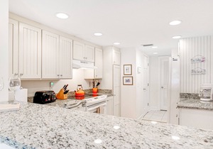 Dog-friendly oceanfront townhouse with covered balcony, views, pool & AC