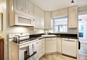Dog-Friendly Seaside Getaway w/ a Private Hot Tub in a Great Location