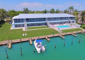 Driftwood Landing (1-Bedroom Condo) with Pool by RedAwning