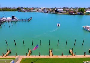 Driftwood Landing (1-Bedroom Condo) with Pool by RedAwning