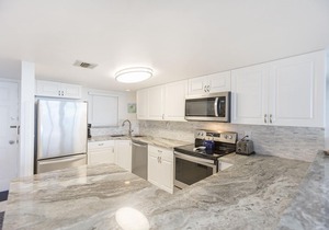 END OF SUMMER SPECIALS! Quiet Beachside Condo-Pickleball-Heated Pool-Fitness Rm