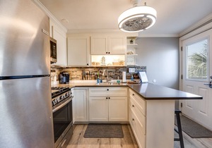 Enjoy GEM 1 in Jax Beach |4 blocks to the Atlantic |Upstairs Apartment |Month Stays Ok |Shared Patio